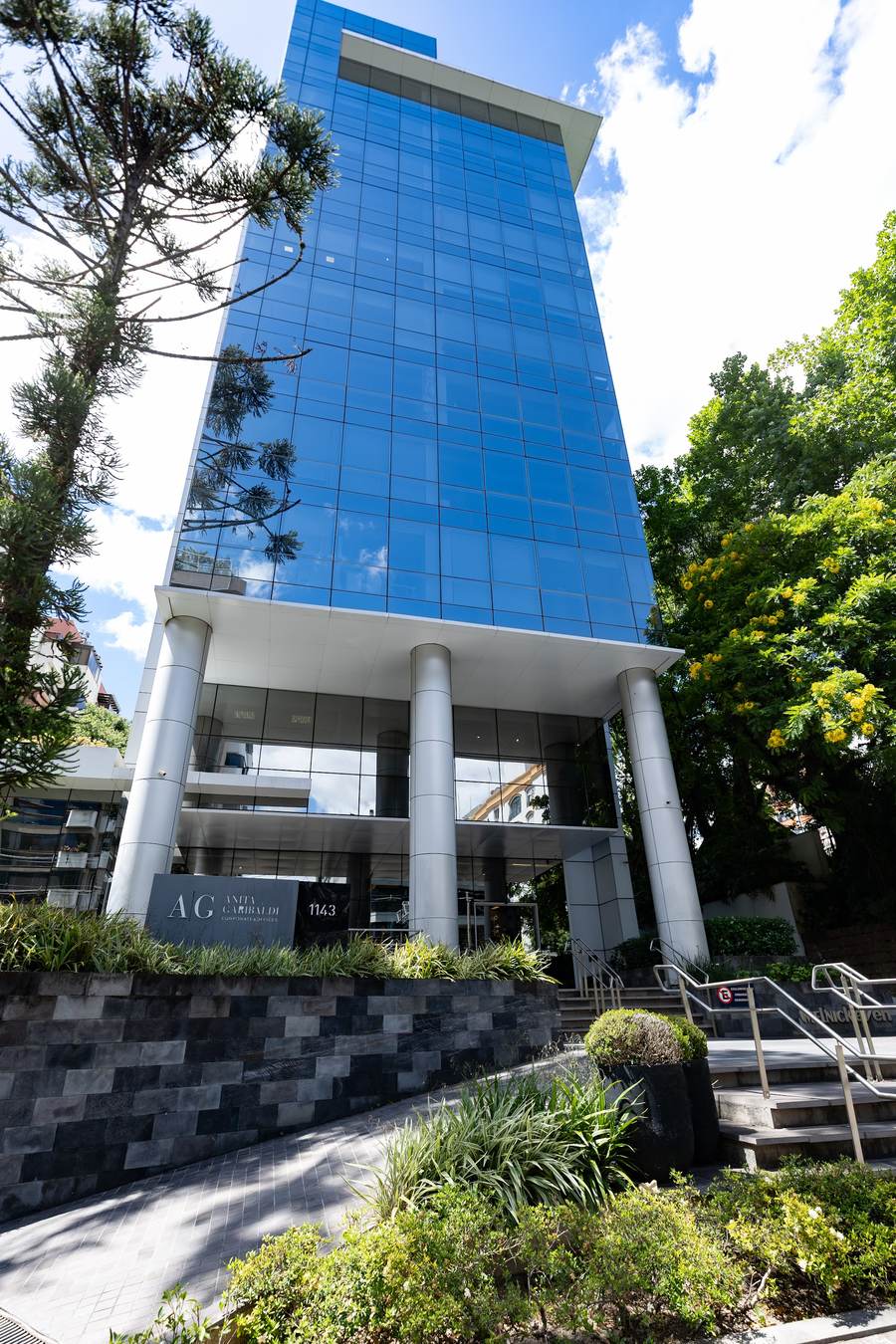 Fachada do Edifício Anita Garibaldi, onde fica o consultório Mont'Serrat