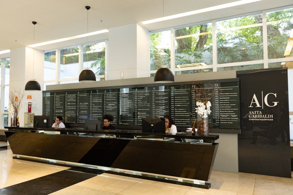 Portaria do edifício, com recepção e atendimento